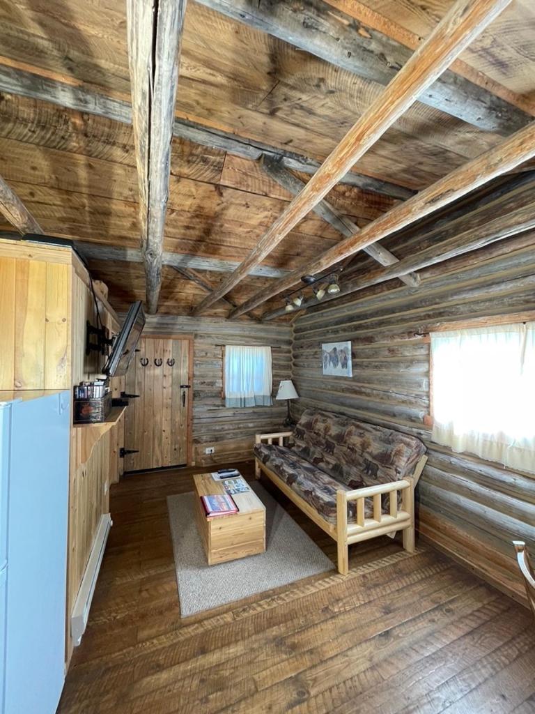 Sportsman Lodge Melrose MT photo 67