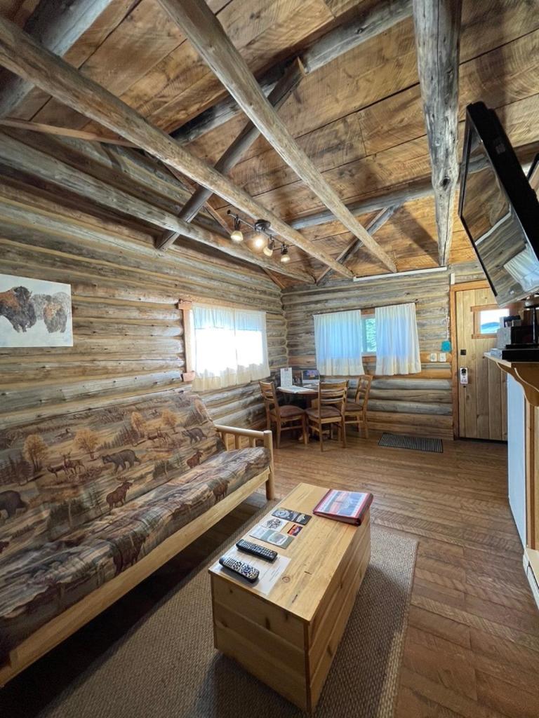 Sportsman Lodge Melrose MT photo 68