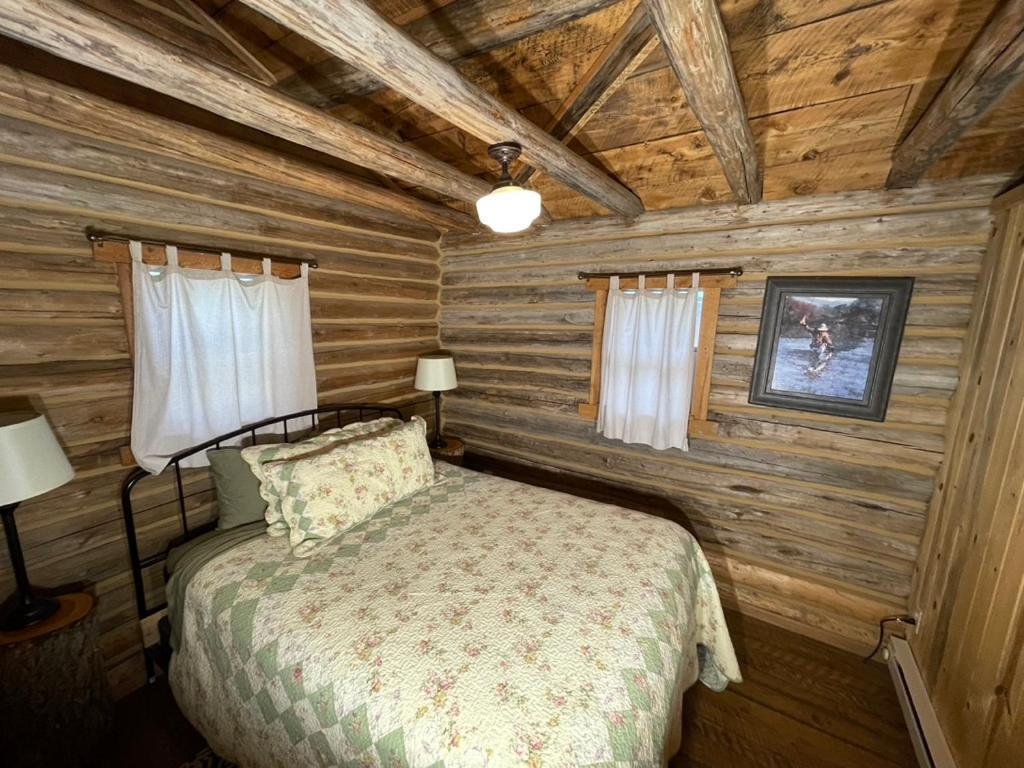 Sportsman Lodge Melrose MT photo 71