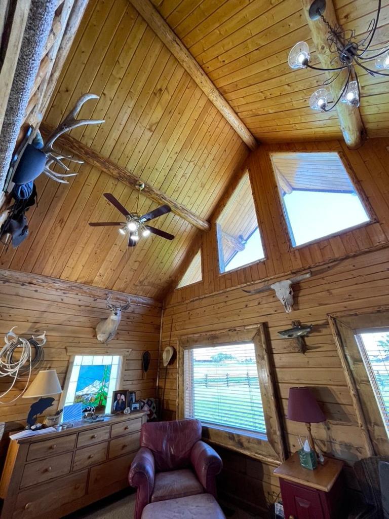 Sportsman Lodge Melrose MT photo 74