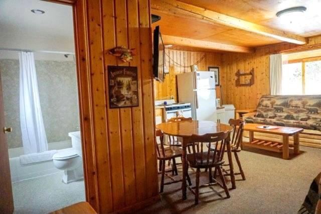 Sportsman Lodge Melrose MT photo 78