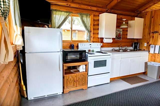 Sportsman Lodge Melrose MT photo 84