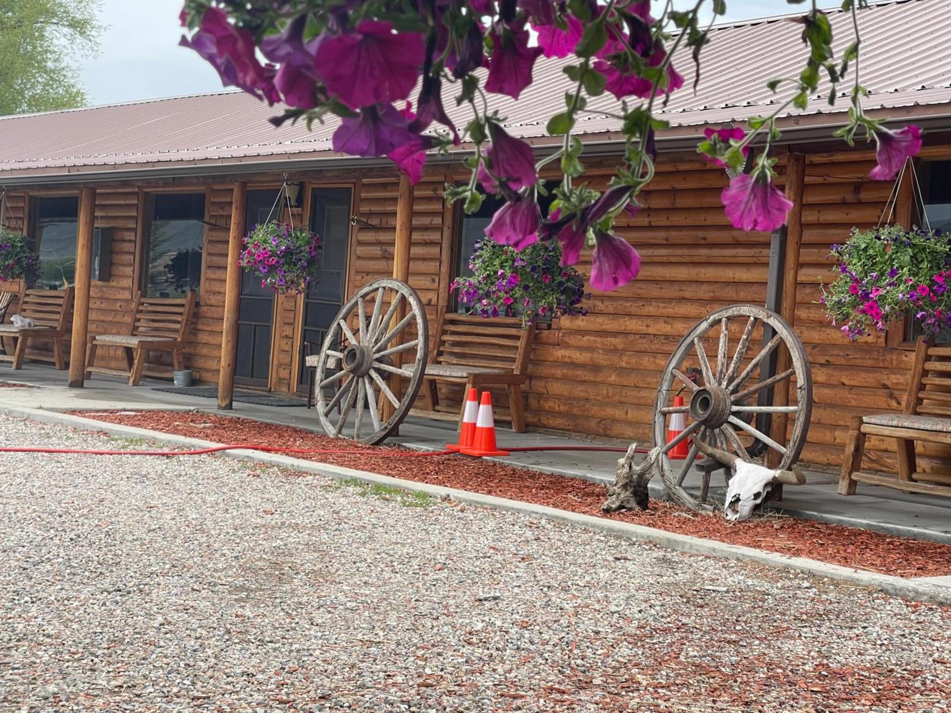 Sportsman Lodge Melrose MT photo 34