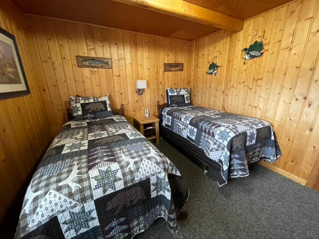 Sportsman Lodge Melrose MT photo 98