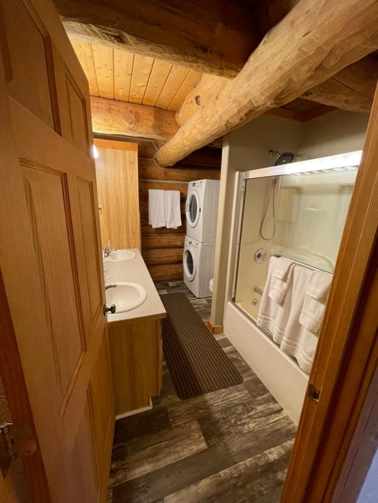 Sportsman Lodge Melrose MT photo 100