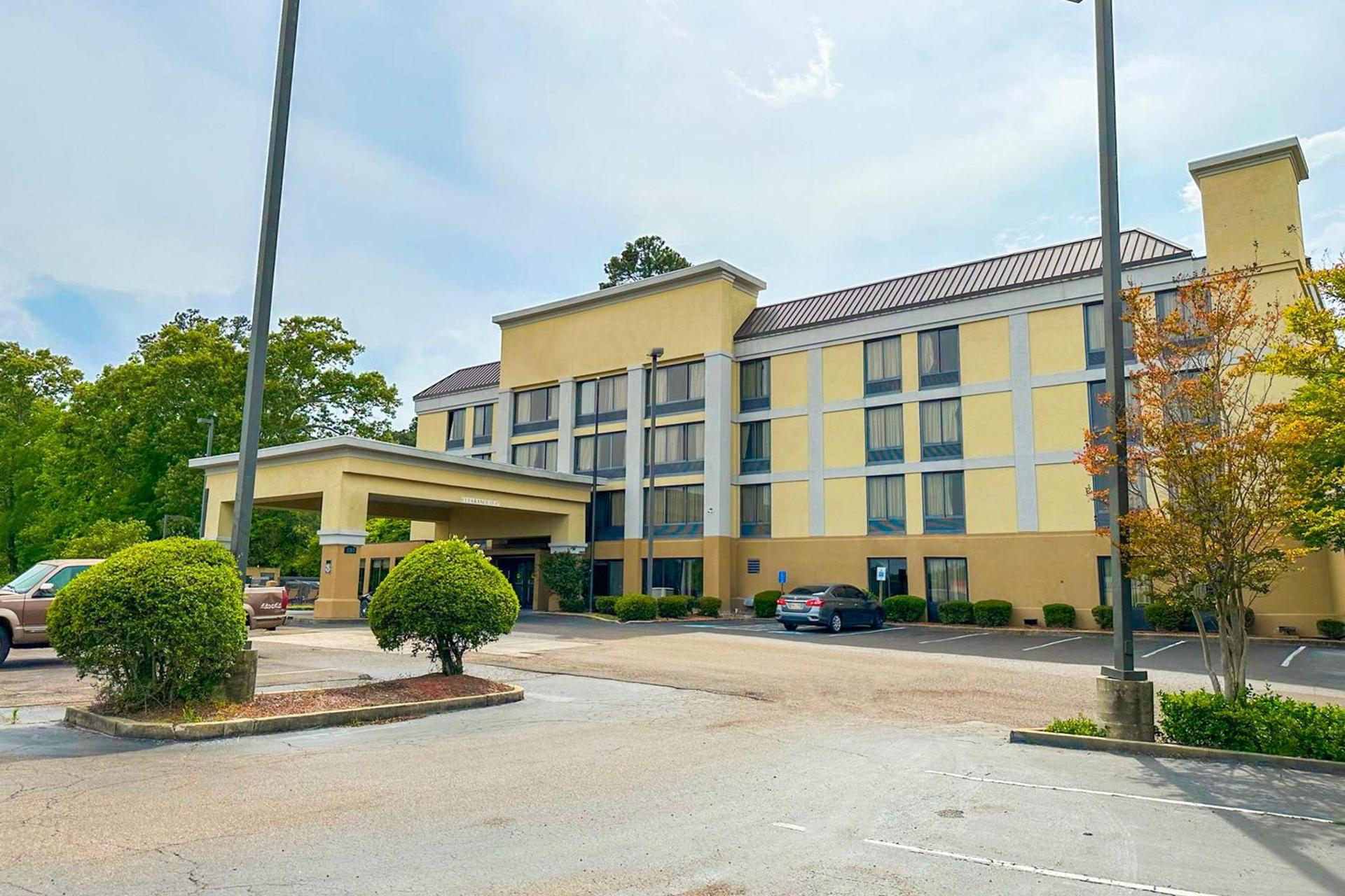 OYO Townhouse Jackson - Ridgeland photo 3