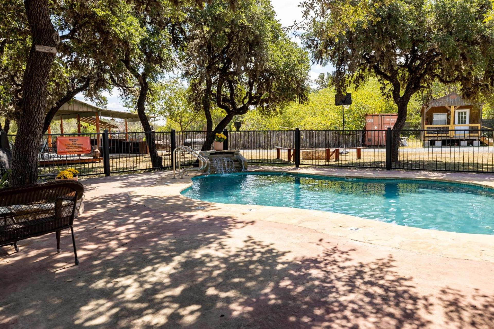 The Historic Leakey Inn photo 2