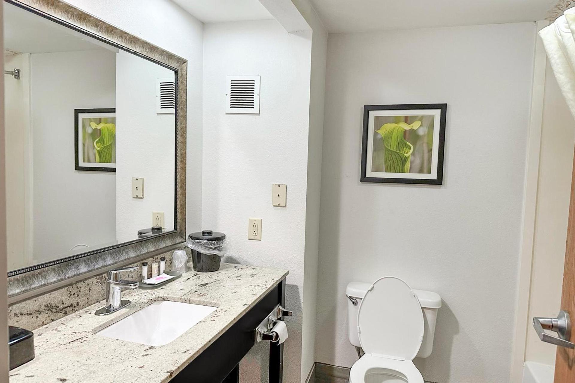 OYO Townhouse Jackson - Ridgeland photo 23