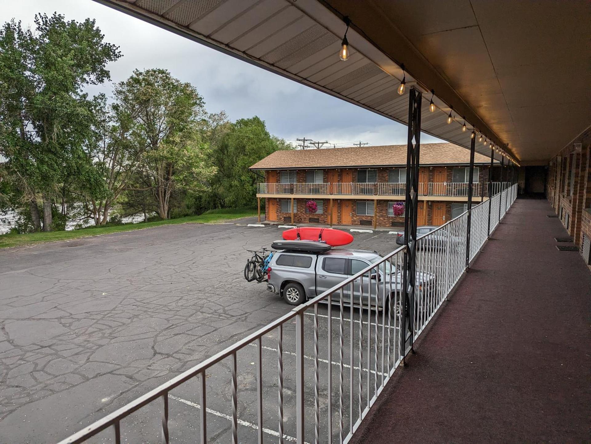 Henry's Fork Inn photo 2