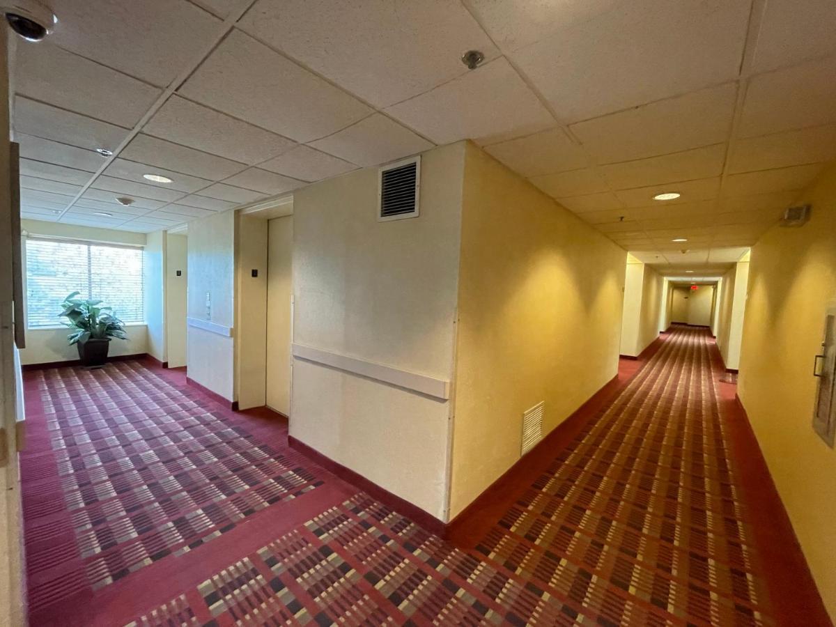 AIRPORT LODGING Pittsburgh Airport photo 37