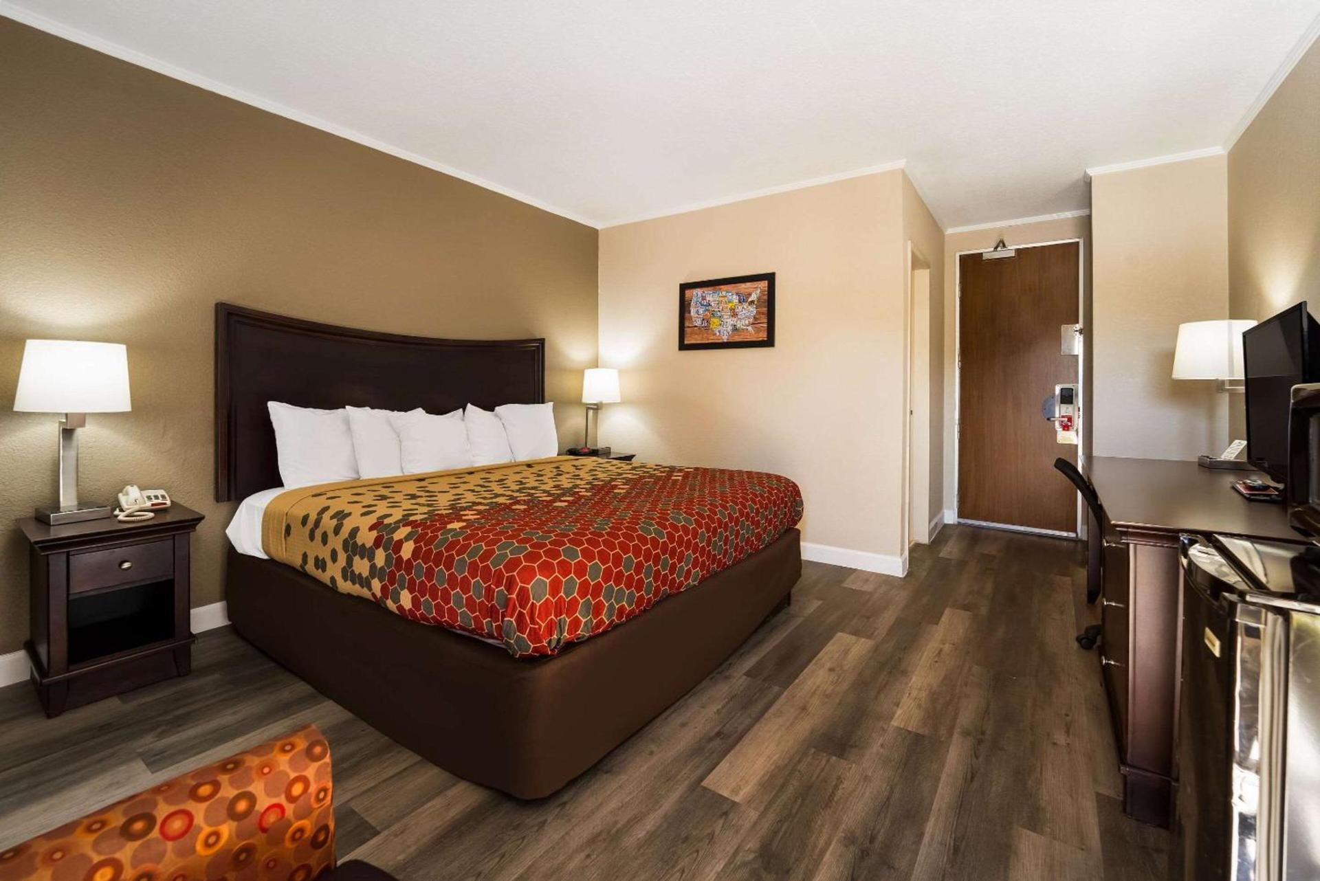 Perry Inn & Suites National Fairground I 75 photo 4