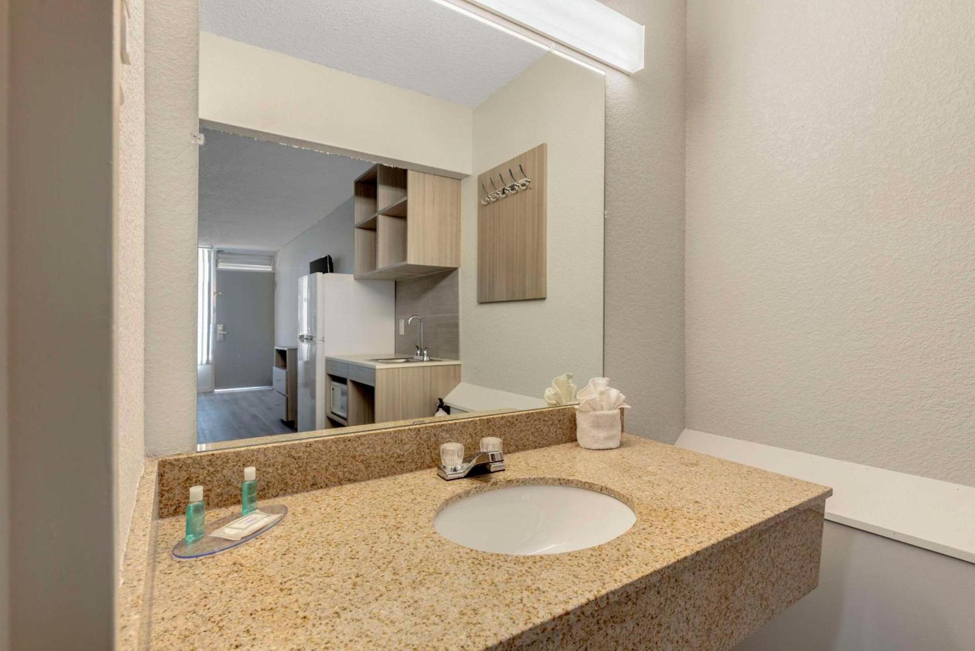 Suburban Studios Pueblo North photo 15
