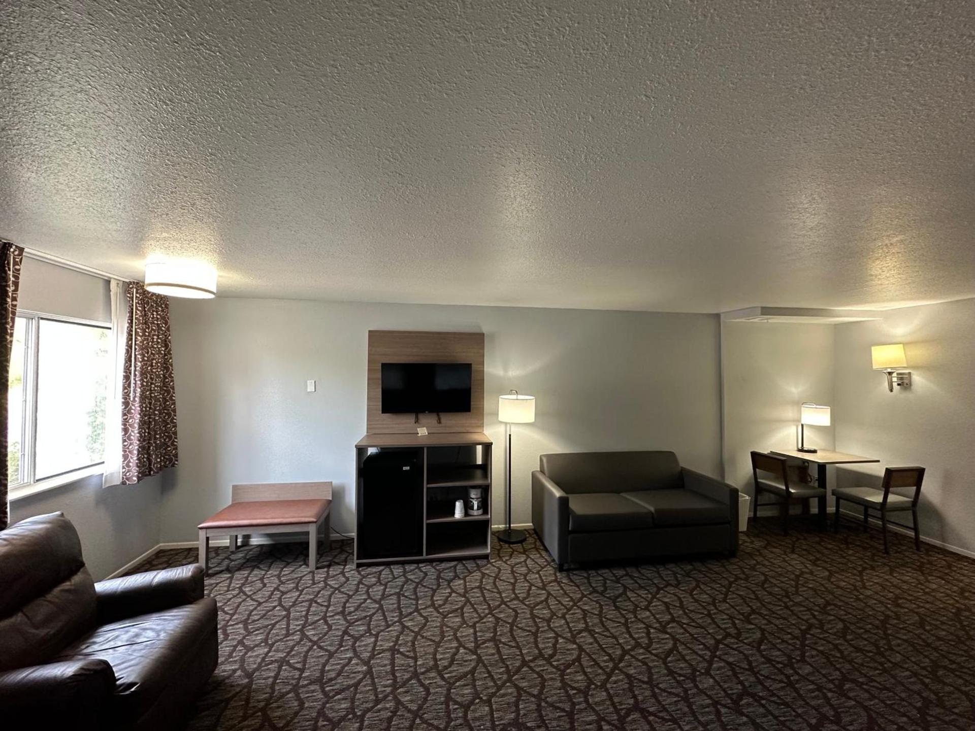 Baymont by Wyndham Manistee photo 19