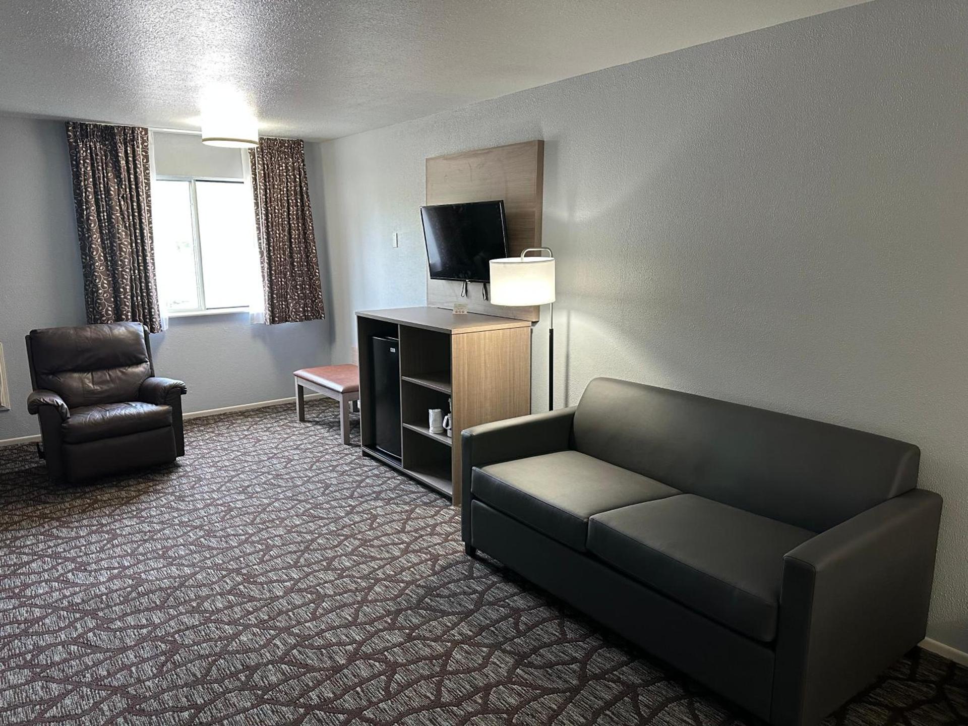 Baymont by Wyndham Manistee photo 21