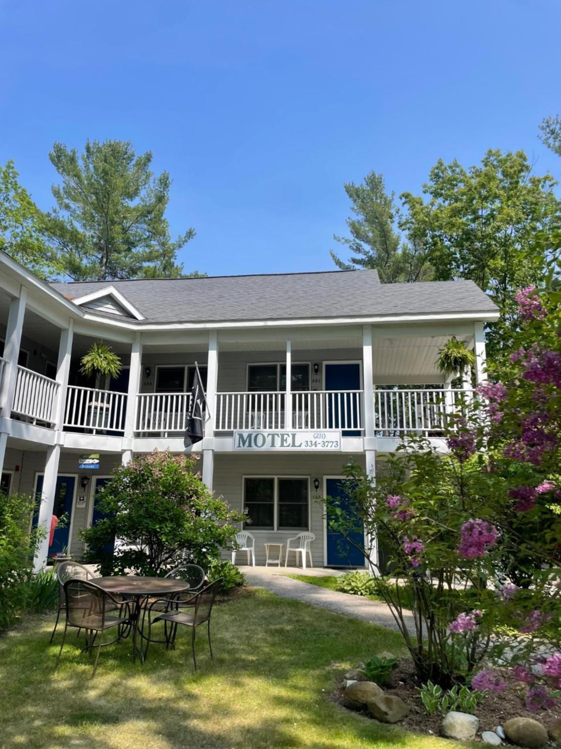M22 Inn Glen Arbor photo 1