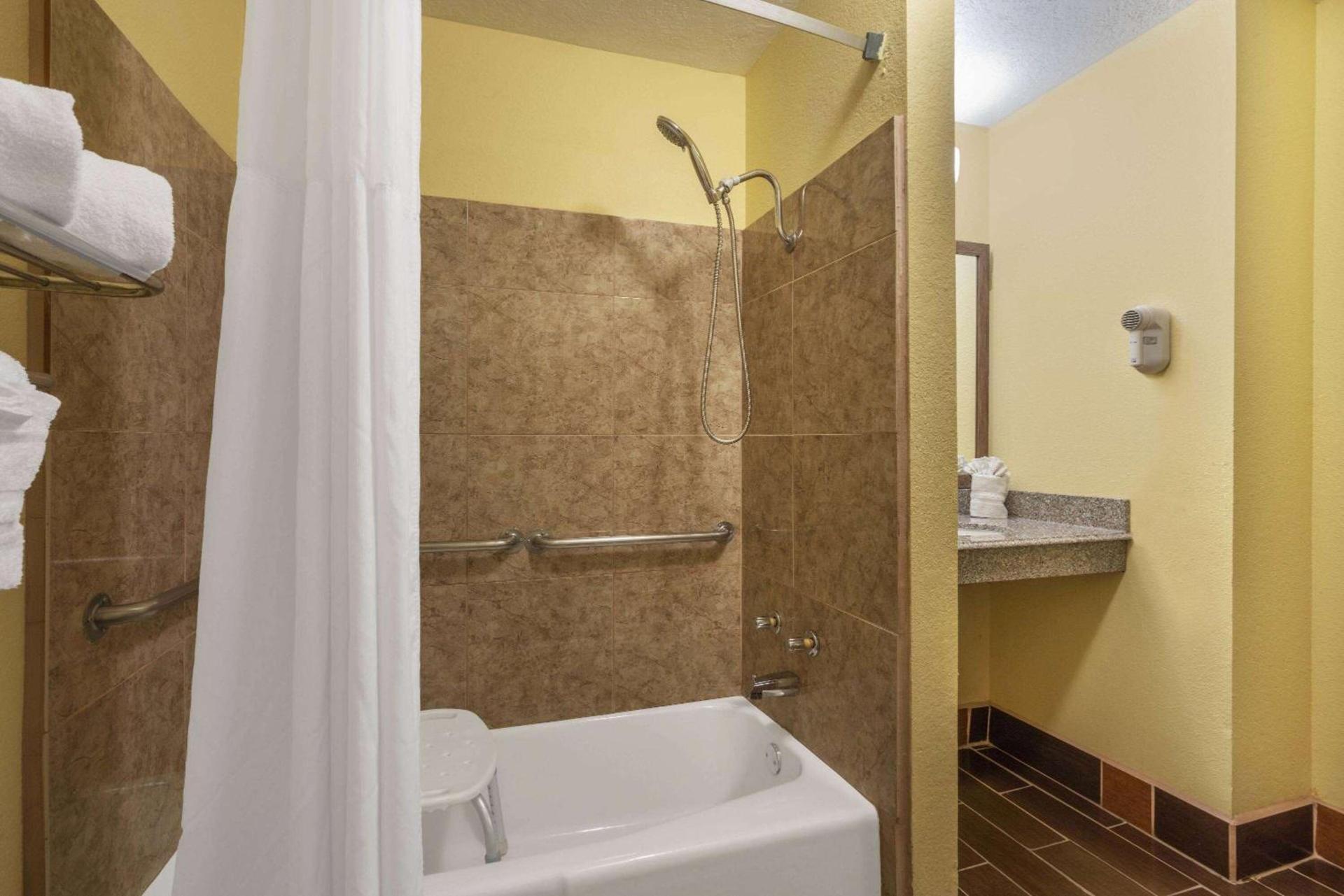 Days Inn by Wyndham Tucumcari photo 7