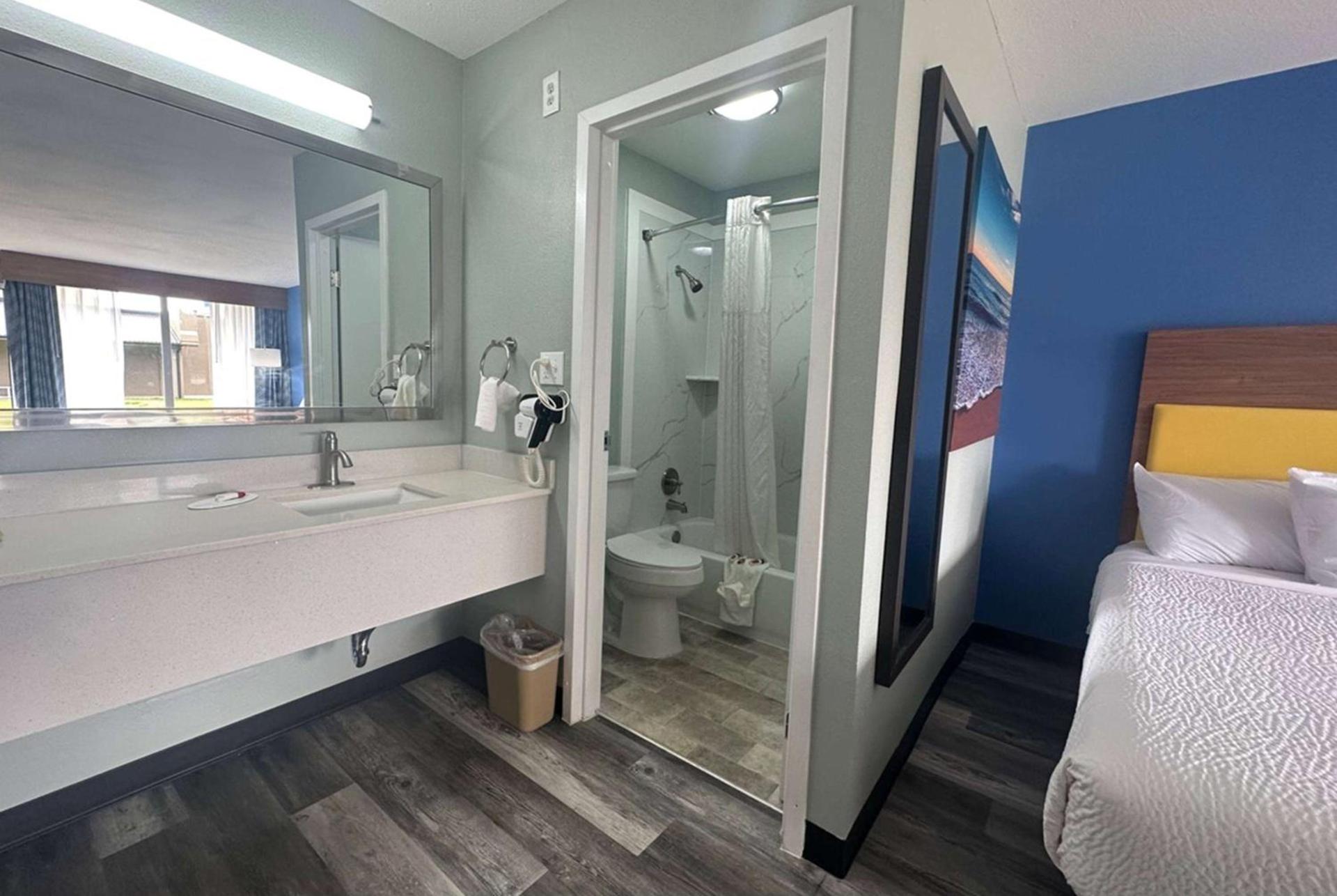 Days Inn & Suites by Wyndham Jennings photo 10