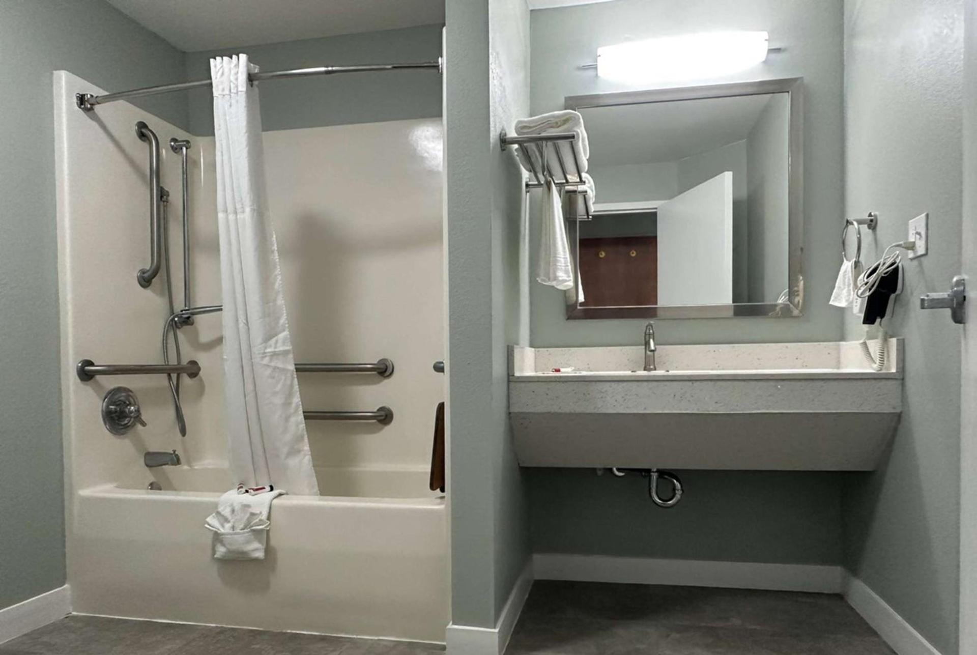 Days Inn & Suites by Wyndham Jennings photo 21