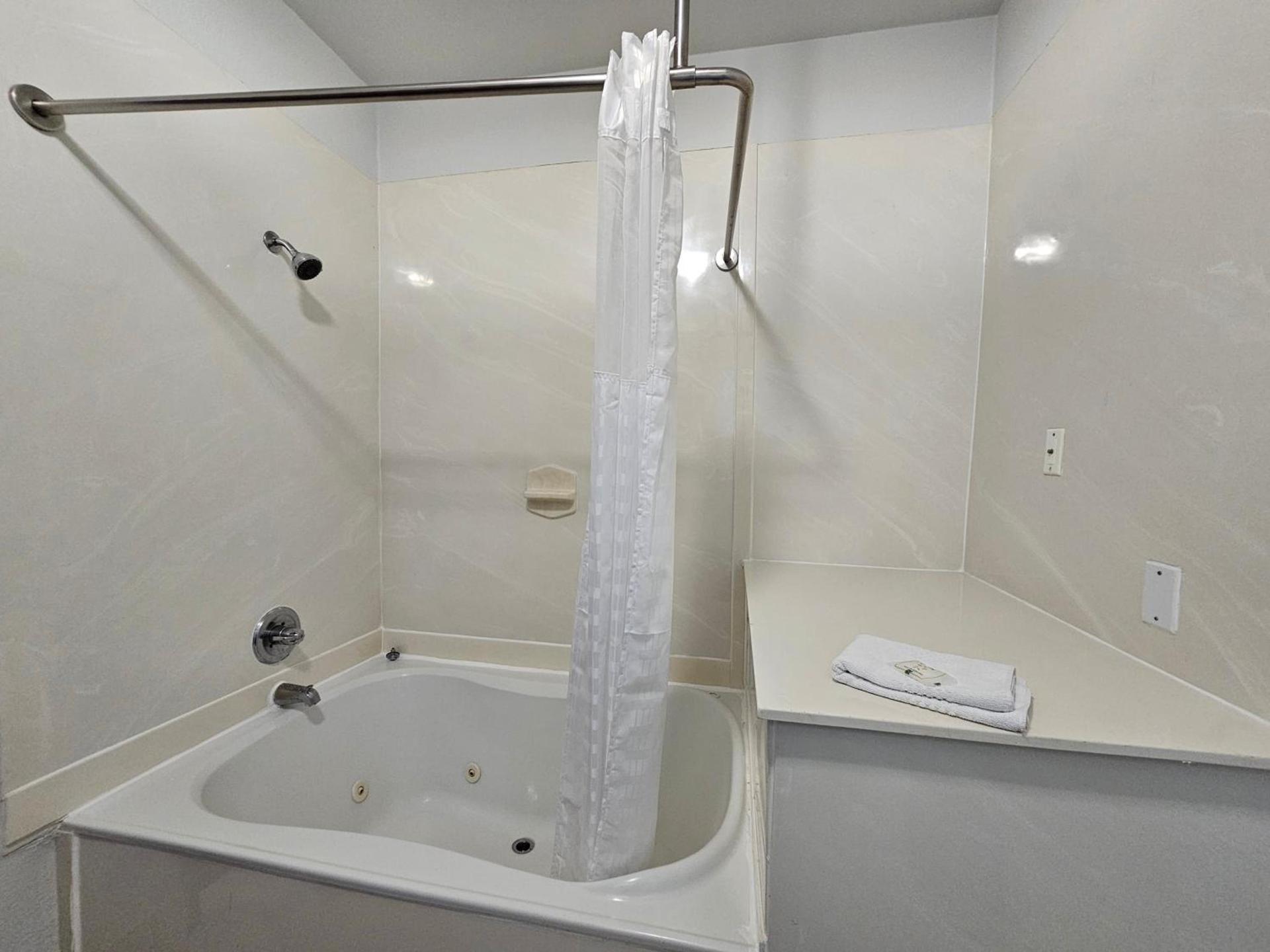 Quality Inn & Suites Irving DFW Airport South photo 65