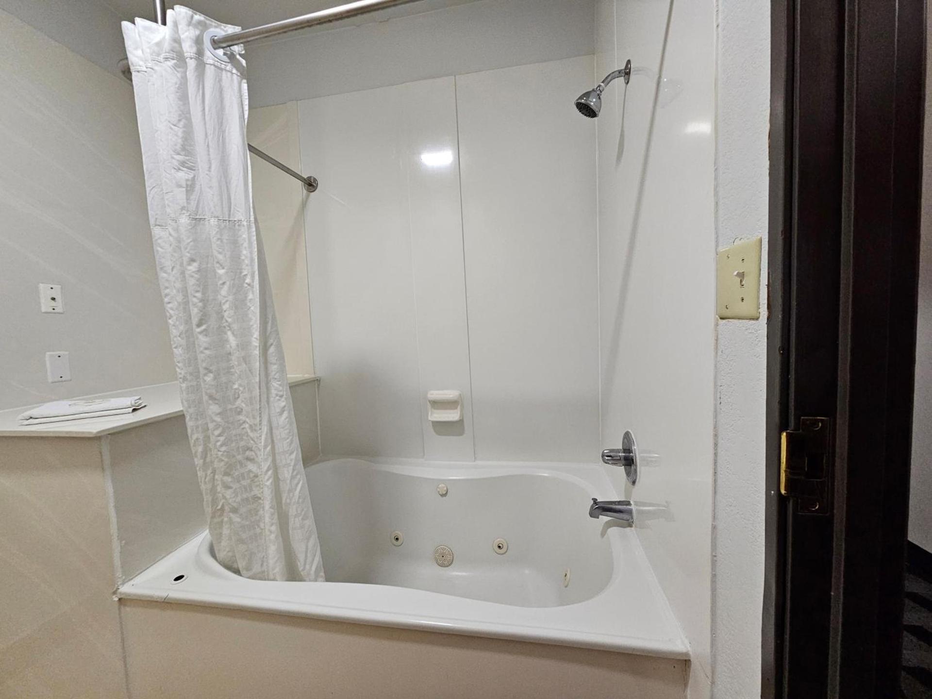 Quality Inn & Suites Irving DFW Airport South photo 68