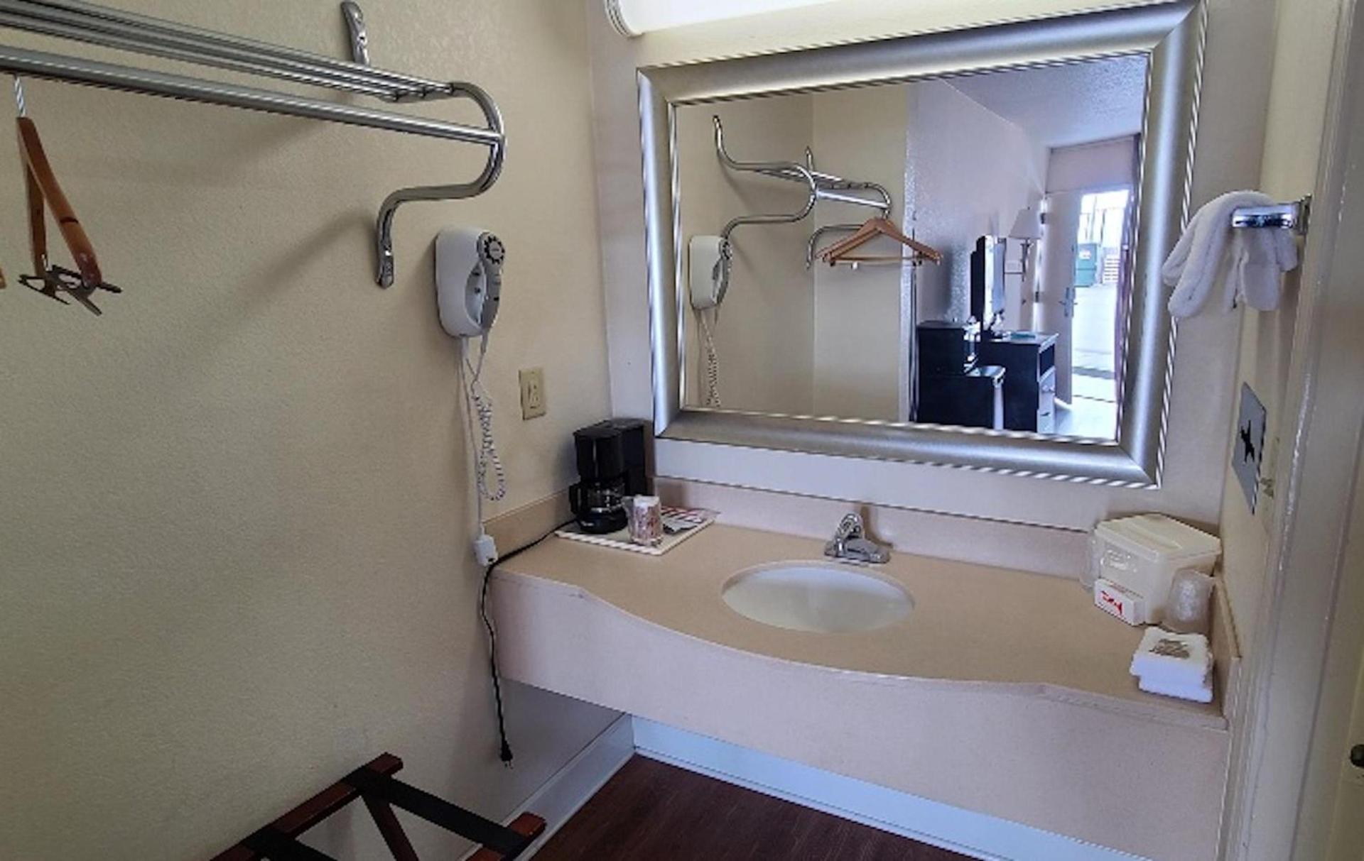 Red Roof Inn Tifton photo 2