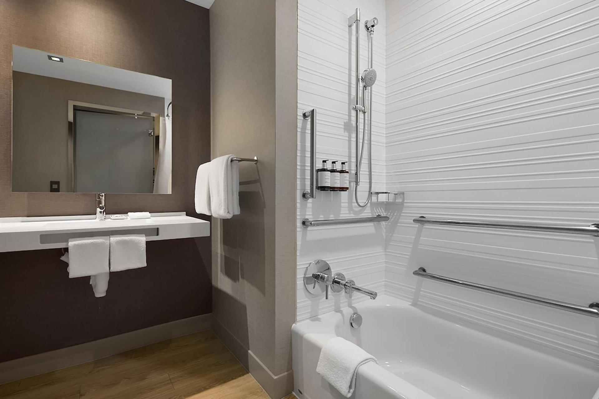AC Hotel by Marriott Bloomington Mall of America photo 18