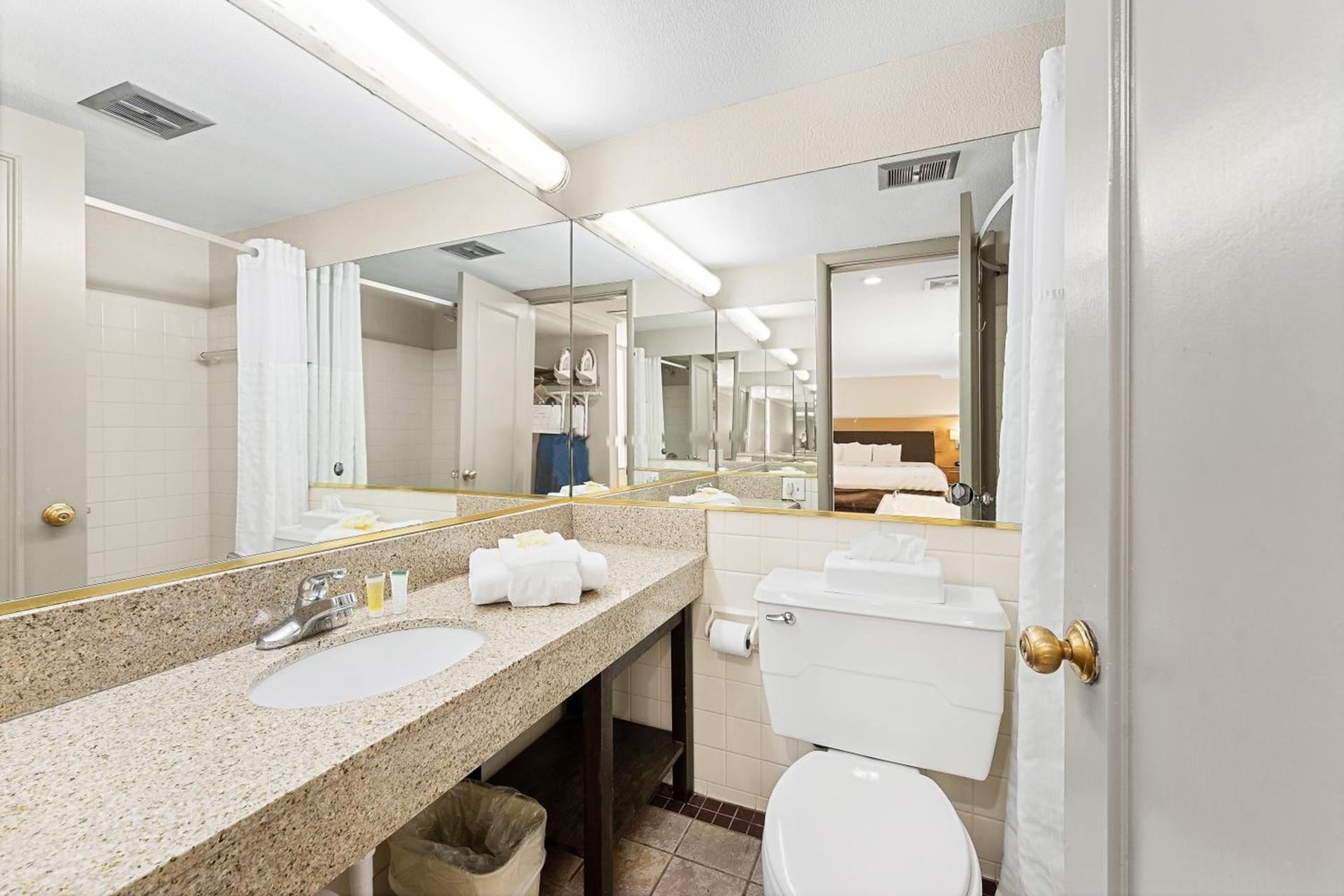 Days Inn & Suites by Wyndham Roseville/Detroit Area photo 3