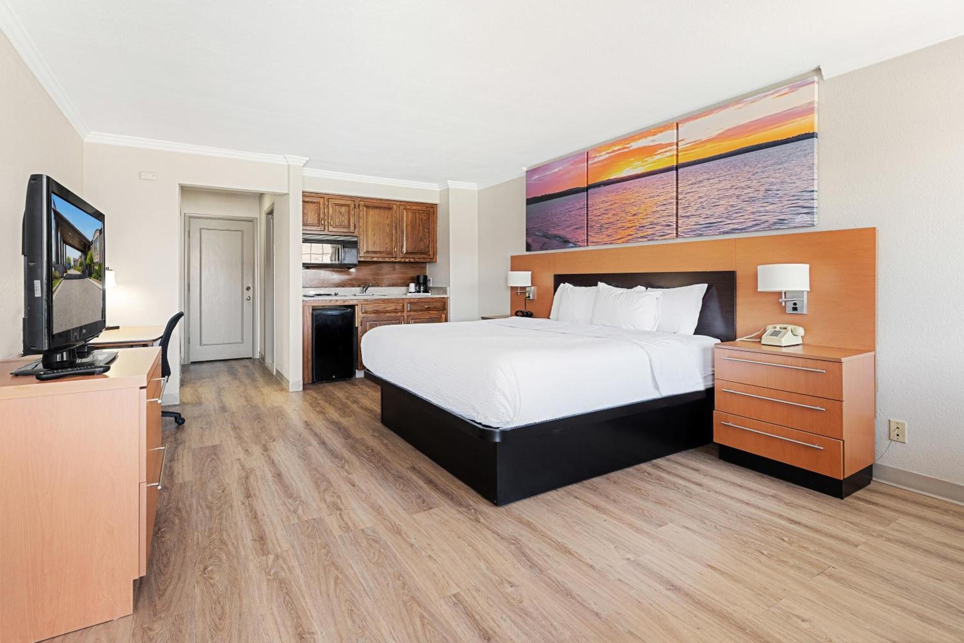 Days Inn & Suites by Wyndham Roseville/Detroit Area photo 13