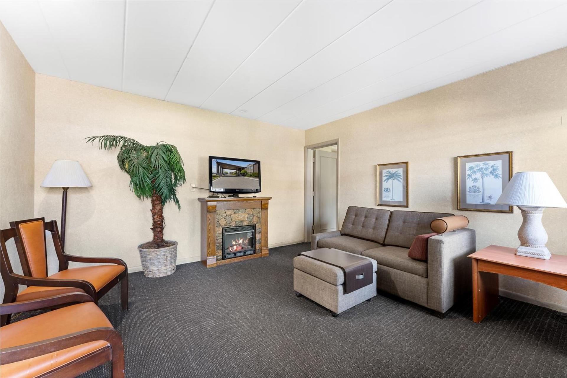 Days Inn & Suites by Wyndham Roseville/Detroit Area photo 16