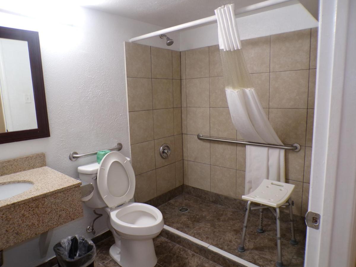 Regal 8 Inn & Suites photo 36