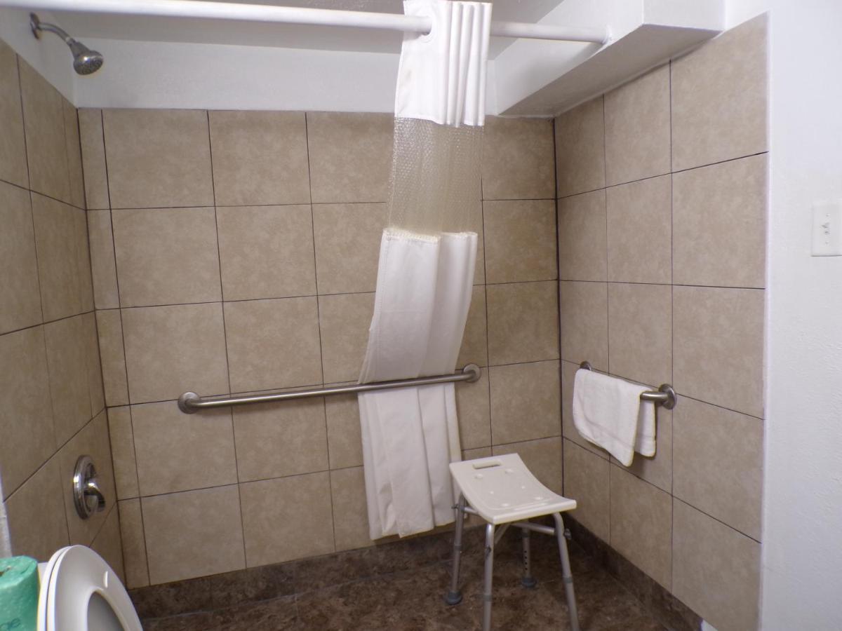 Regal 8 Inn & Suites photo 35
