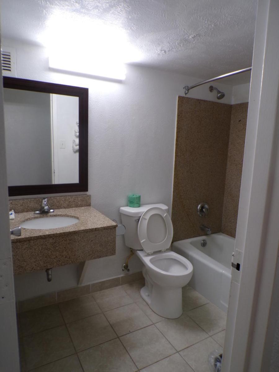 Regal 8 Inn & Suites photo 37