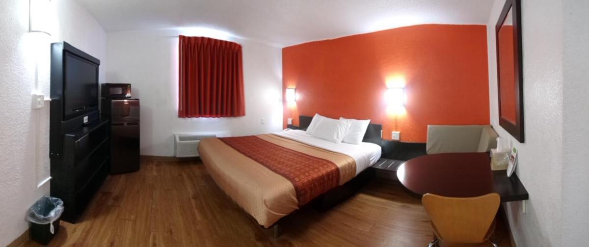 Regal 8 Inn & Suites photo 15