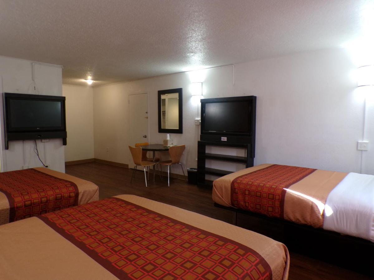 Regal 8 Inn & Suites photo 28