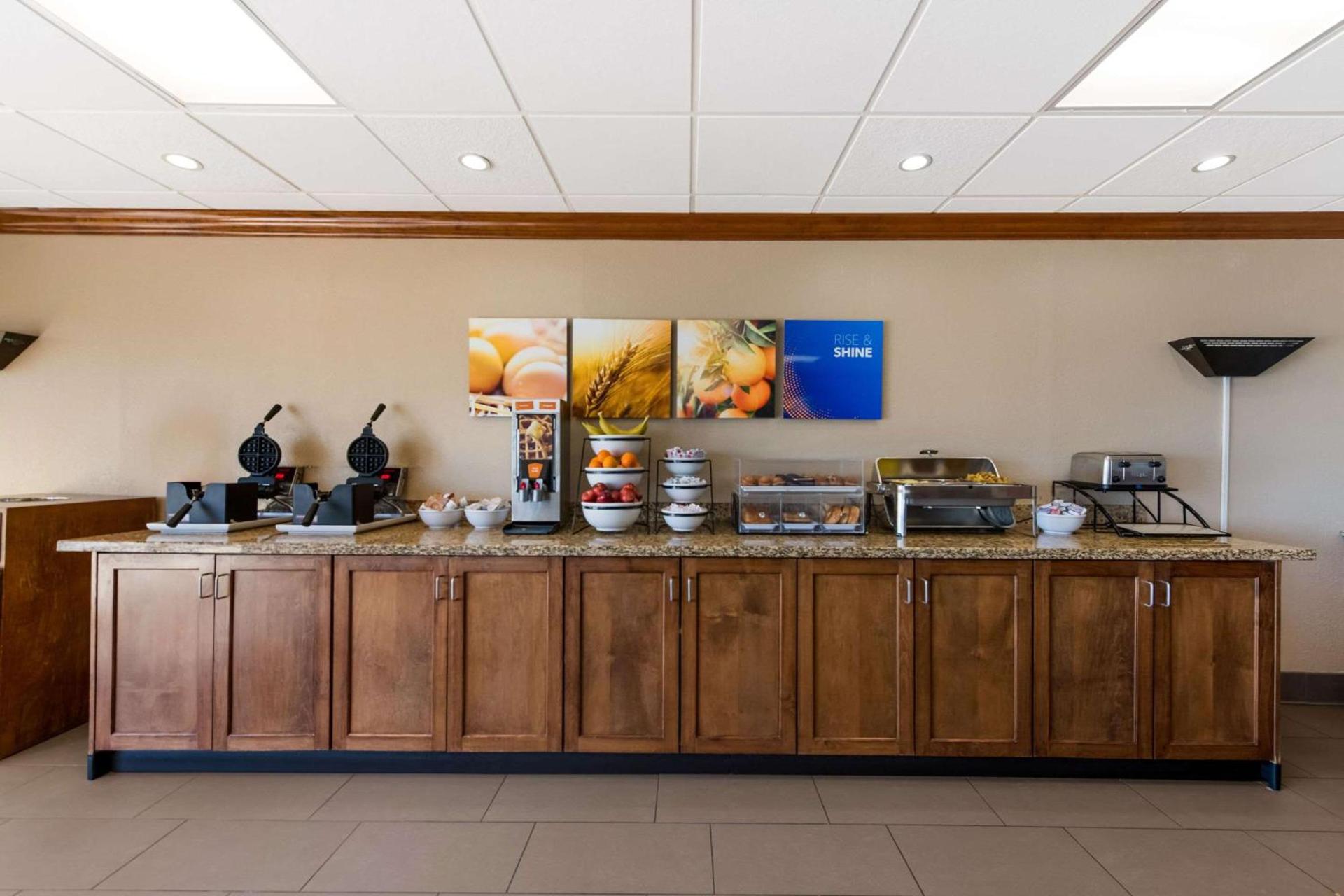 Comfort Inn South Oceanfront photo 59