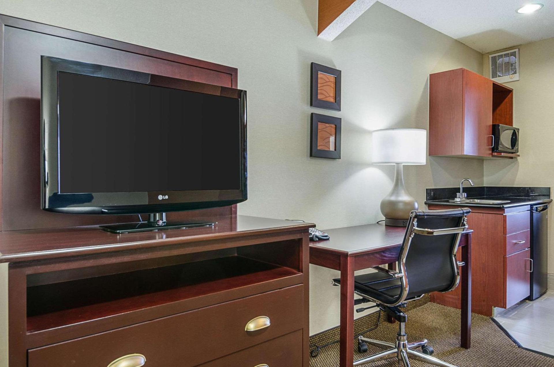 Comfort Inn & Suites Hutchinson photo 21