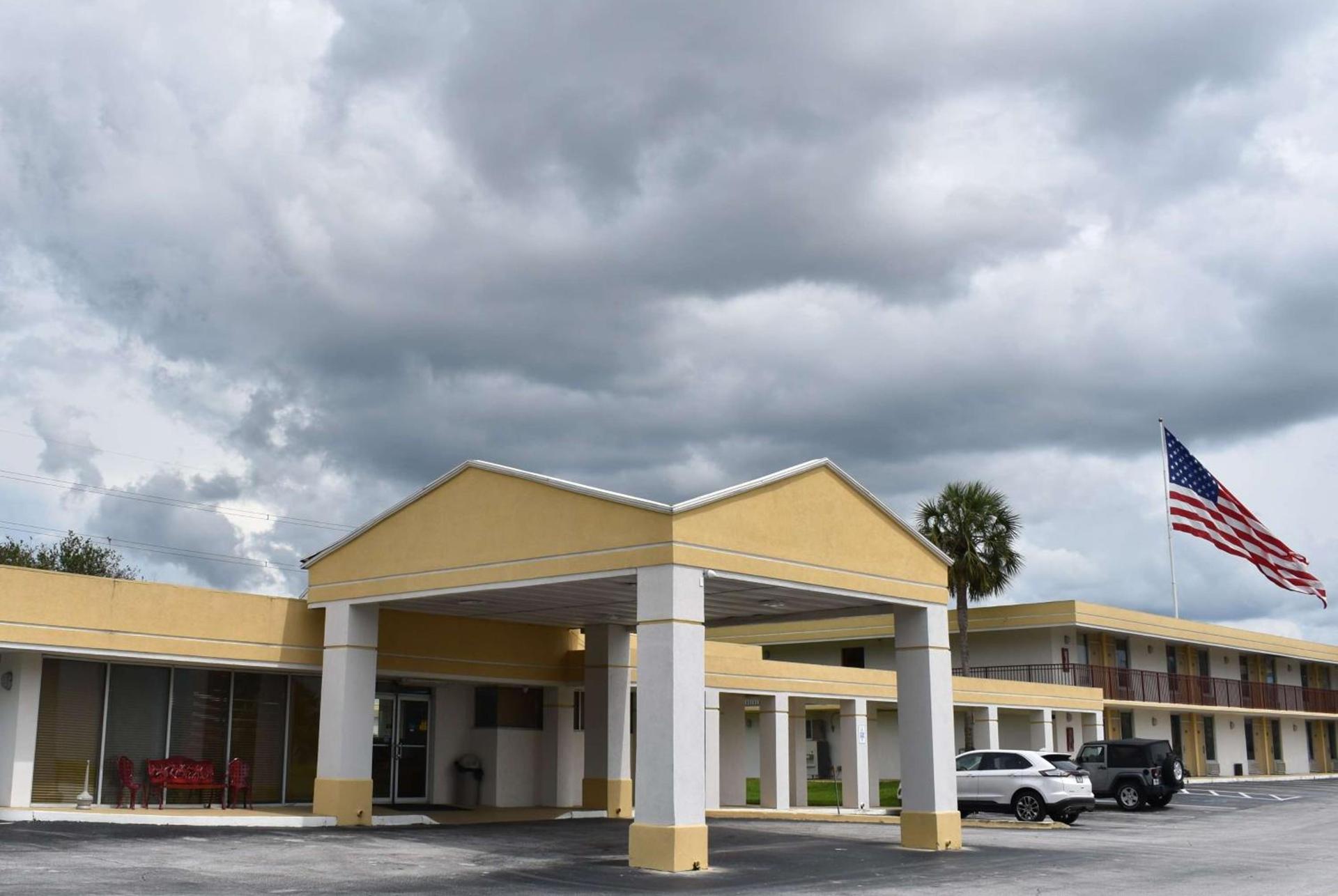 Super 8 by Wyndham Ocala I-75 photo 3