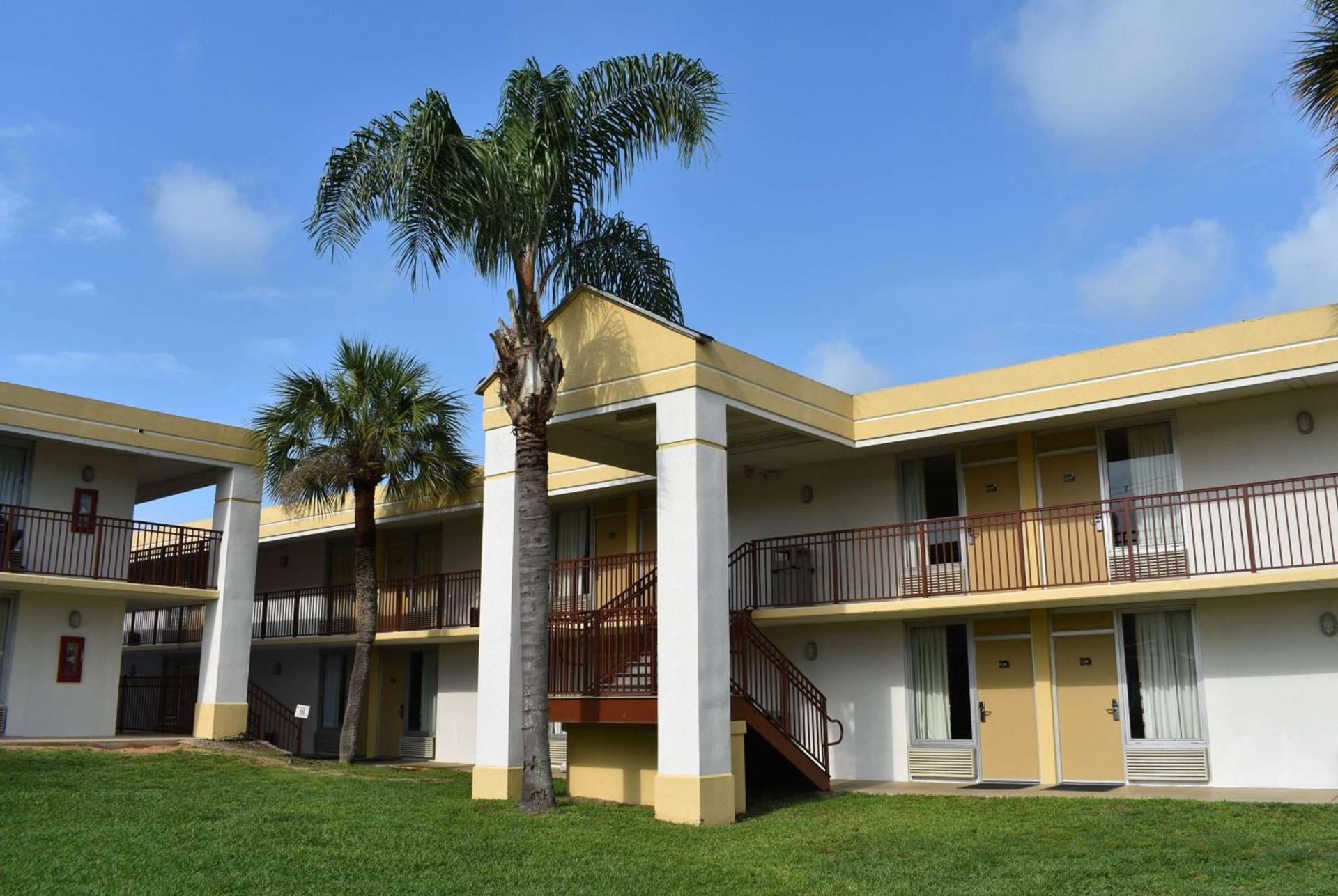 Super 8 by Wyndham Ocala I-75 photo 4