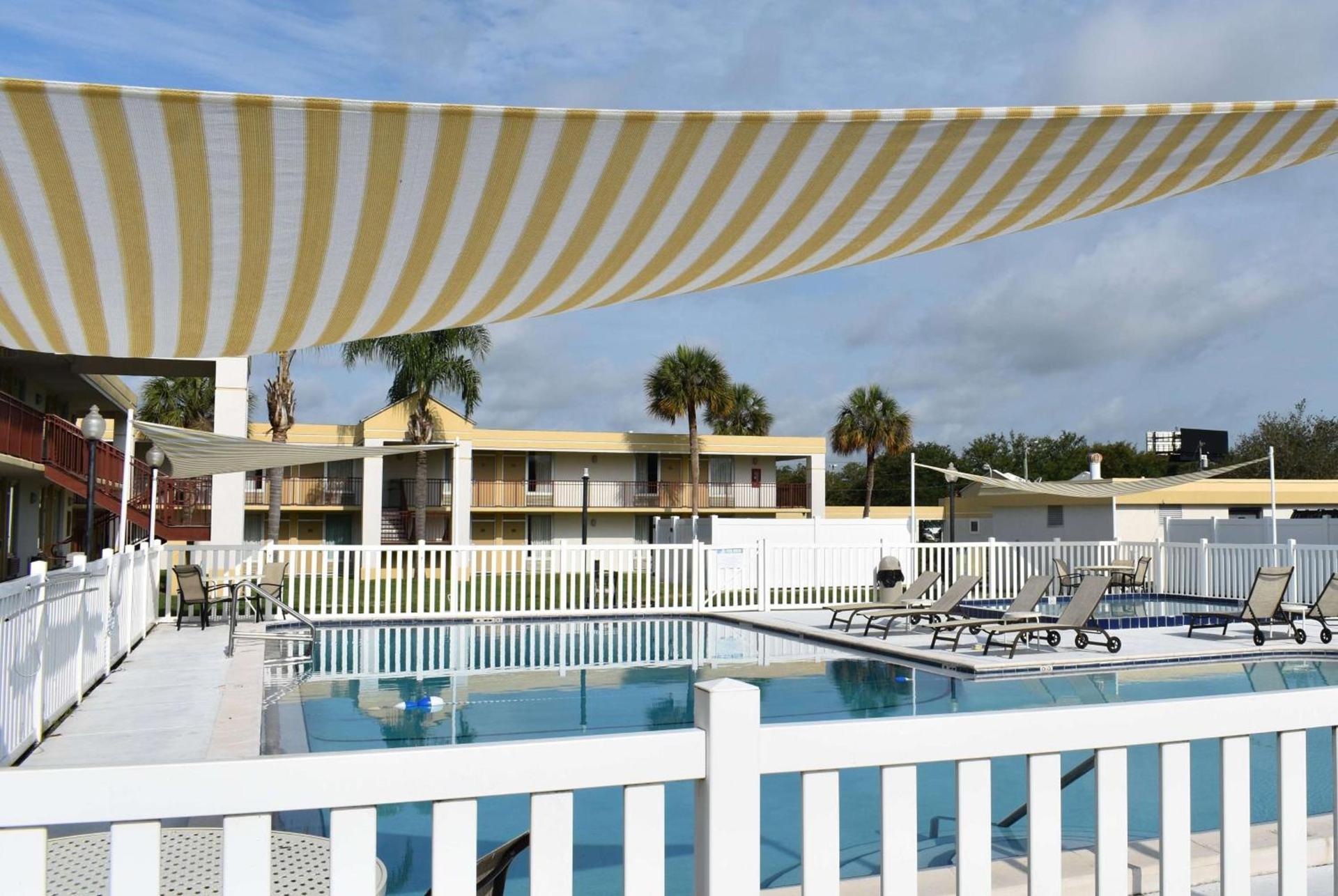 Super 8 by Wyndham Ocala I-75 photo 9