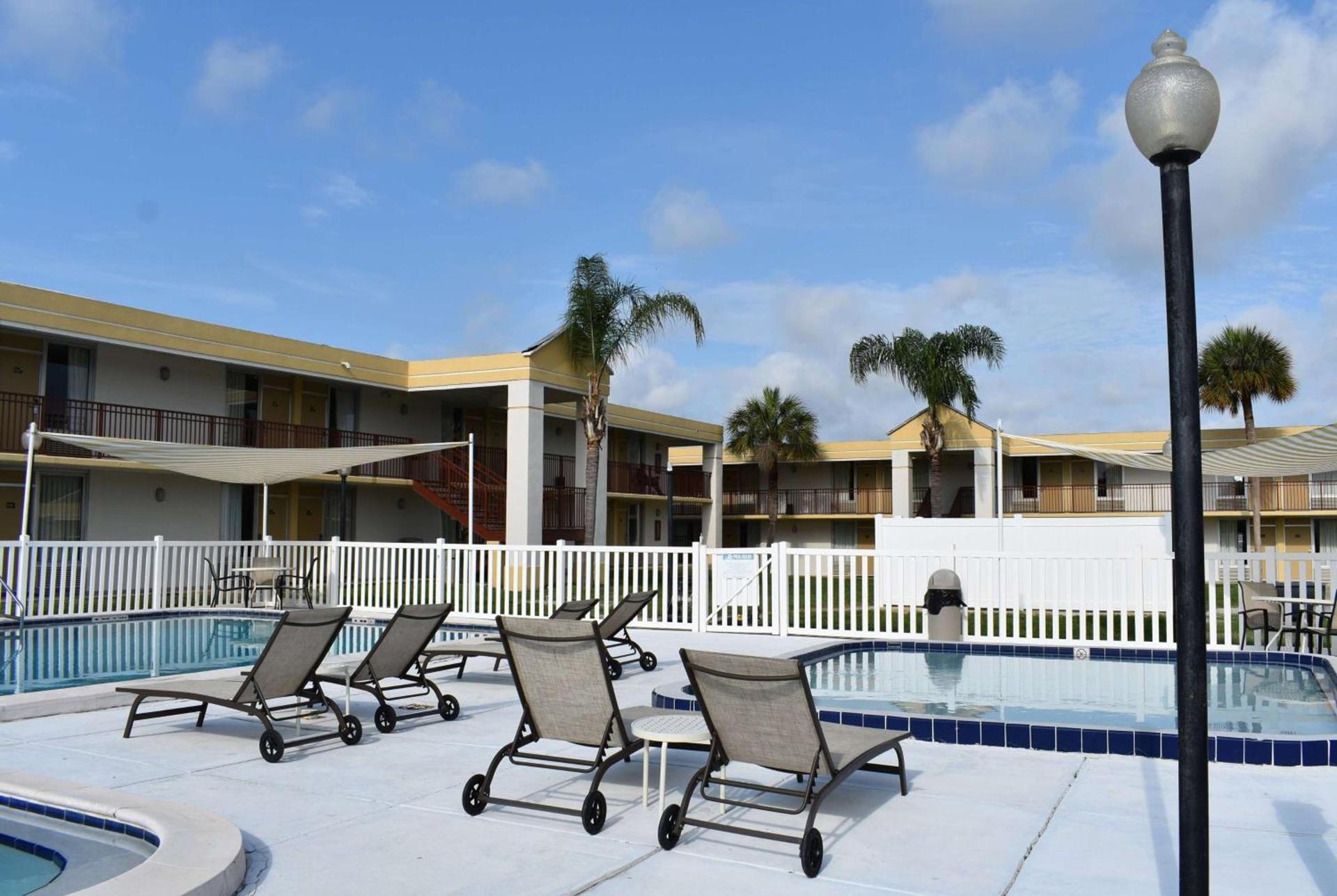 Super 8 by Wyndham Ocala I-75 photo 10