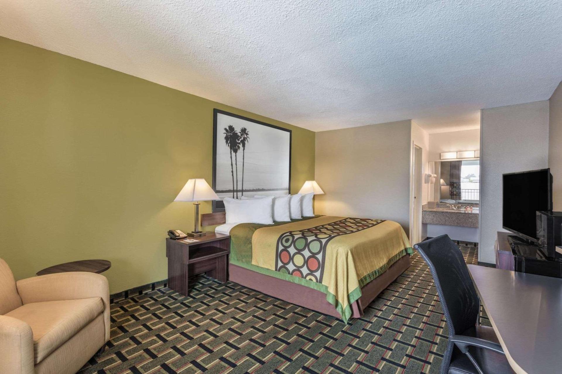 Super 8 by Wyndham Ocala I-75 photo 21