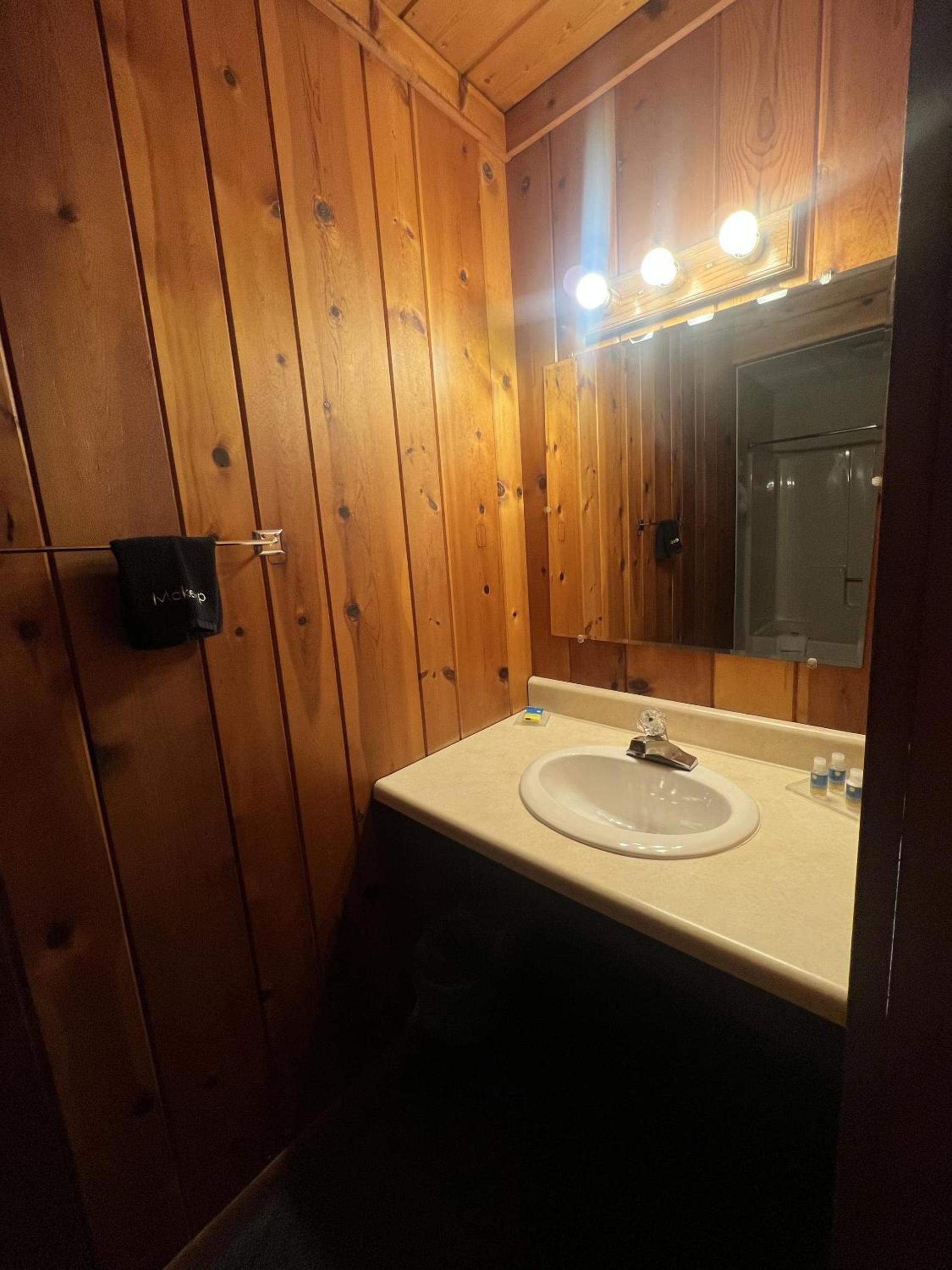 Cedars Motel photo 13