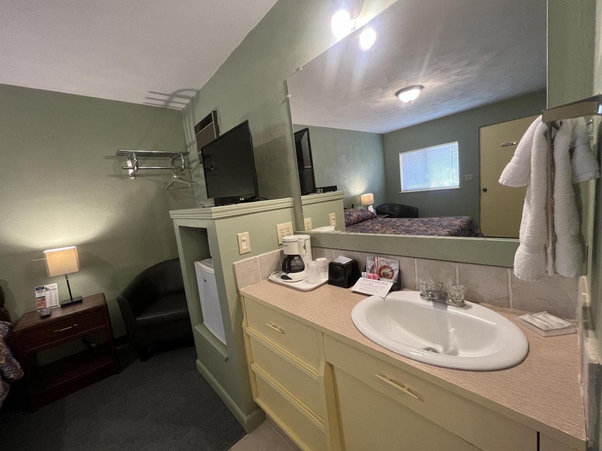 Cedars Motel photo 15