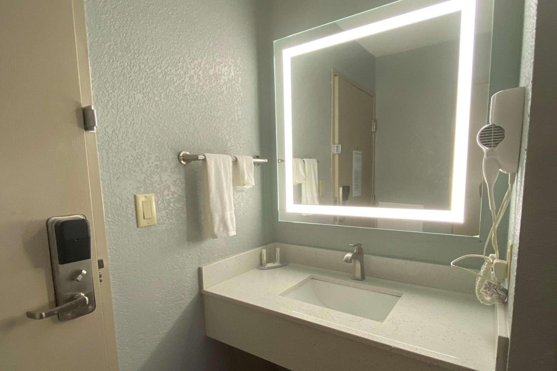 AmericInn by Wyndham Williamsburg photo 16