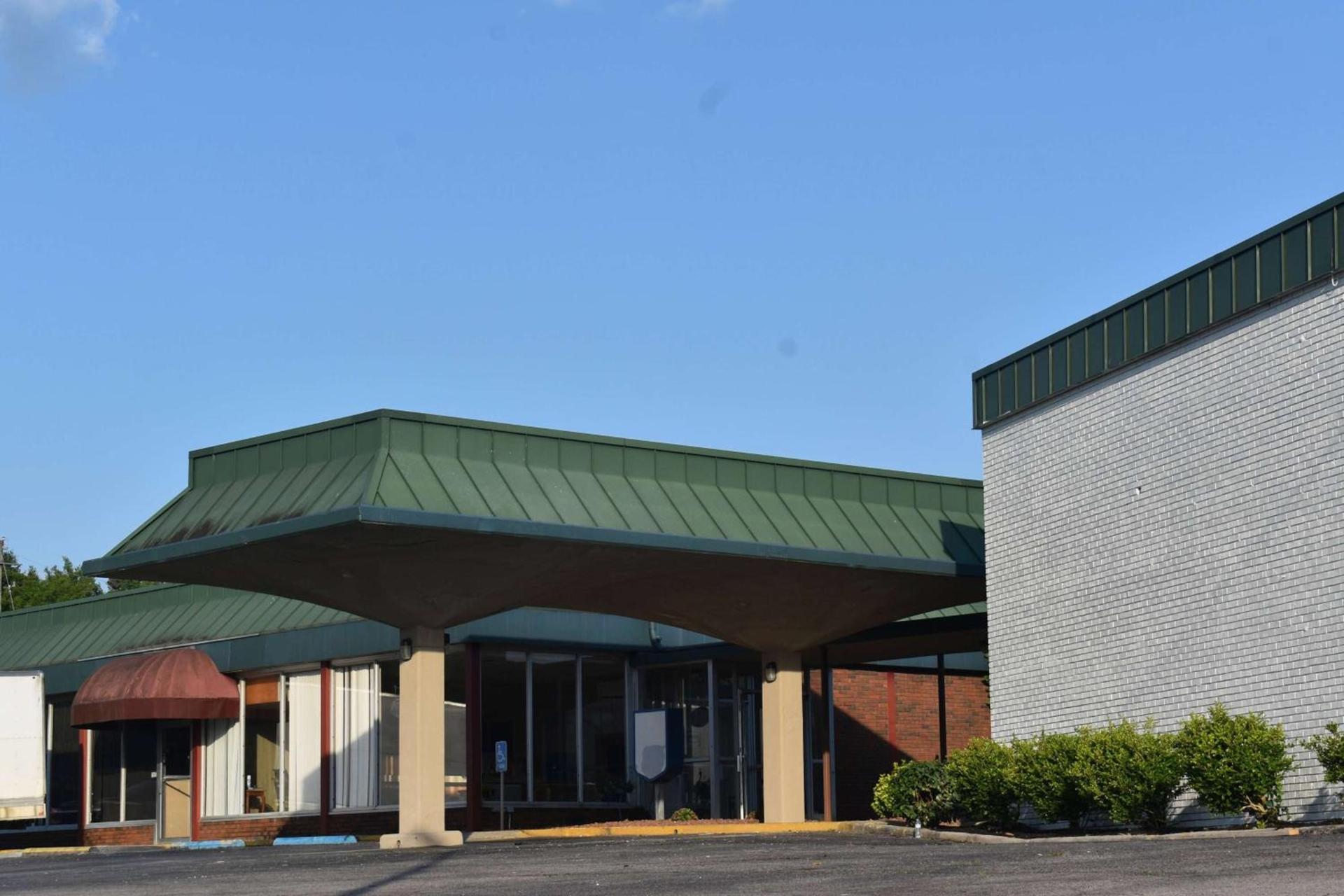 Super 8 by Wyndham Riverside AL photo 1