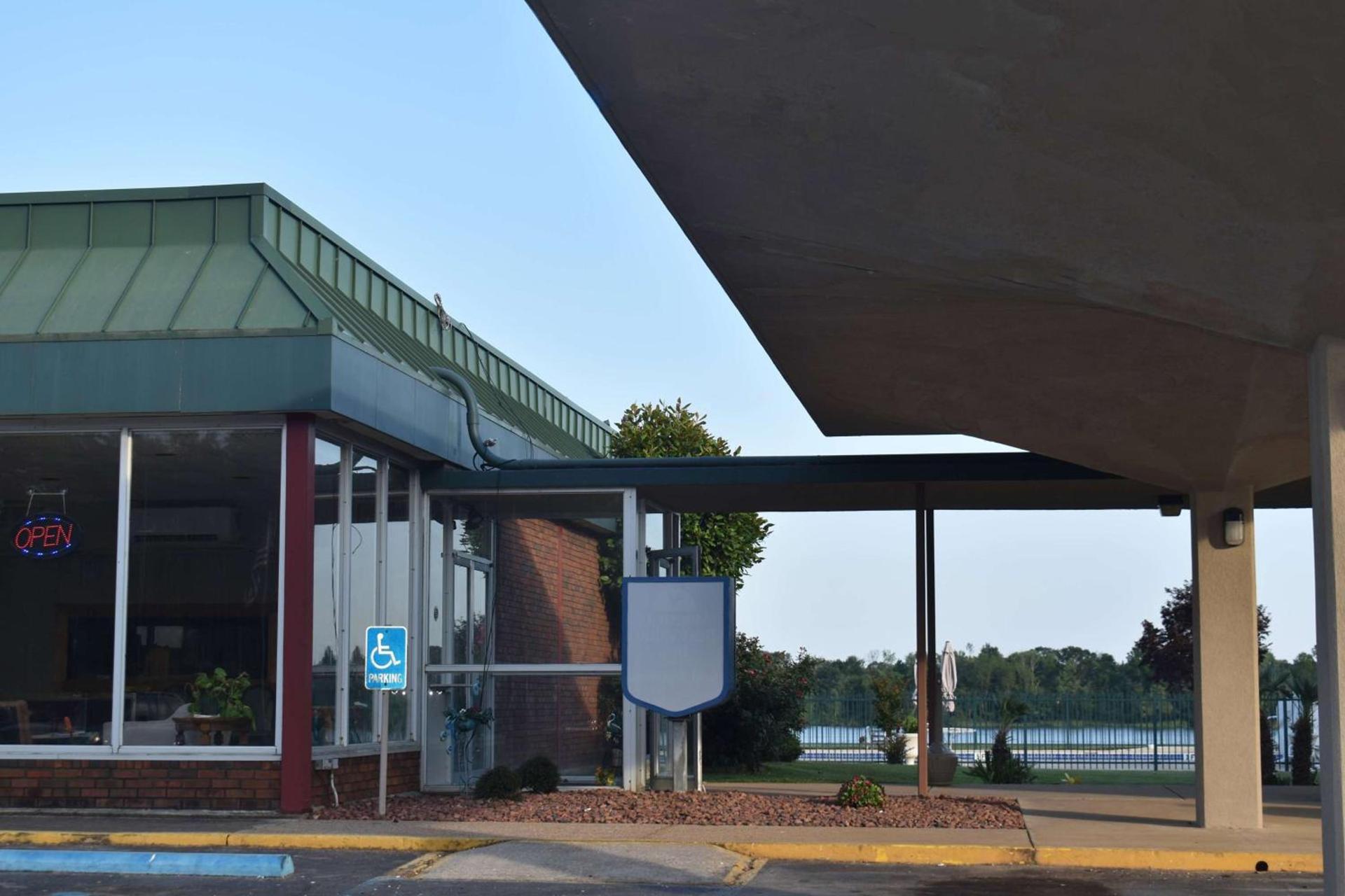 Super 8 by Wyndham Riverside AL photo 2