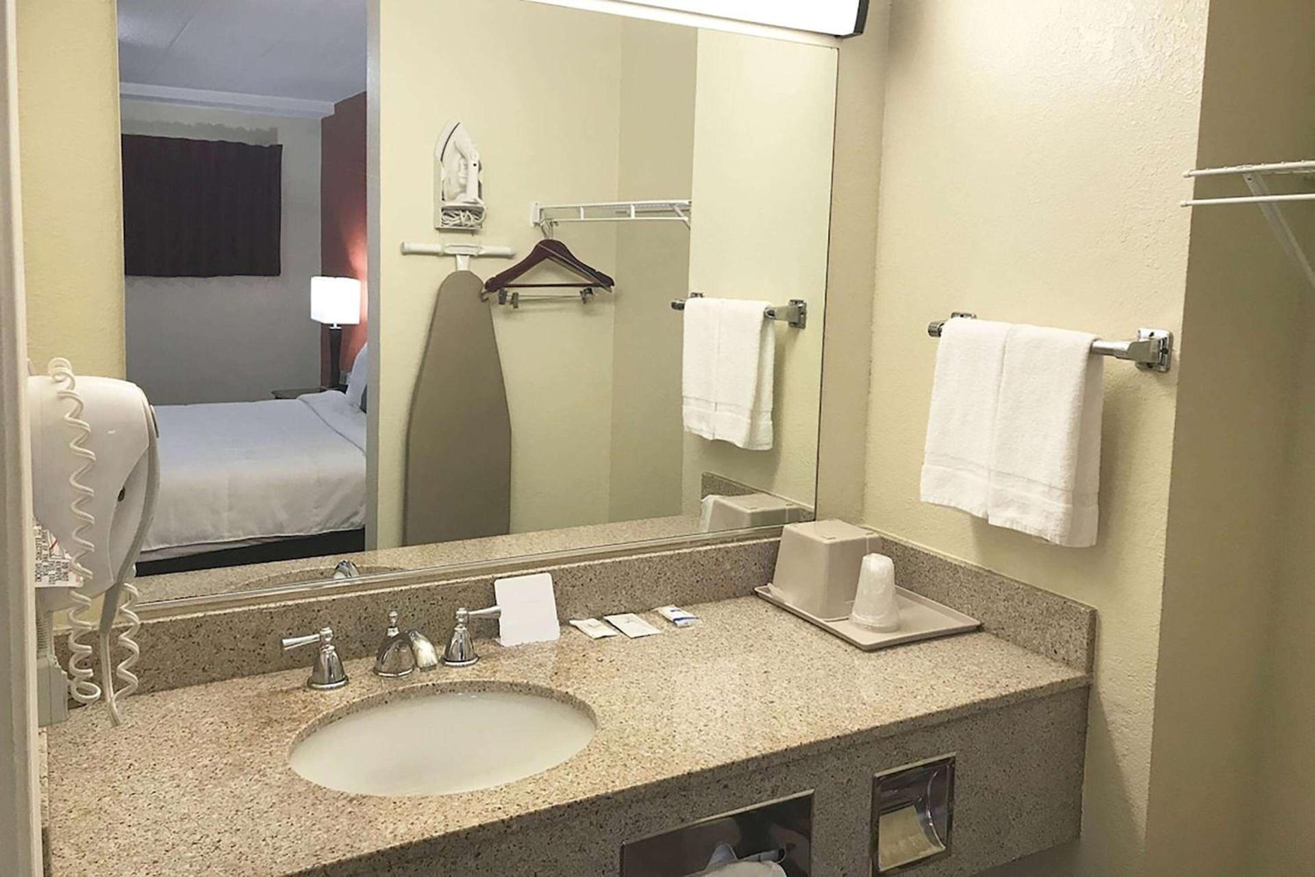 Super 8 by Wyndham Greensburg photo 7
