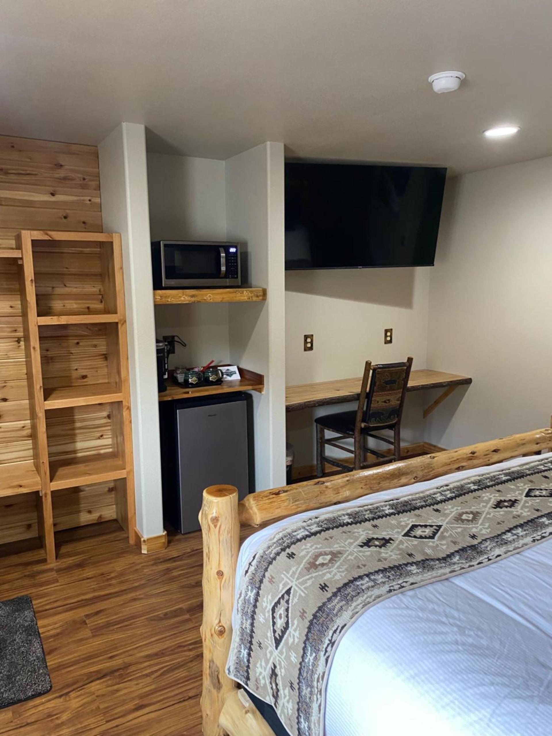 Summit Lake Lodge photo 11