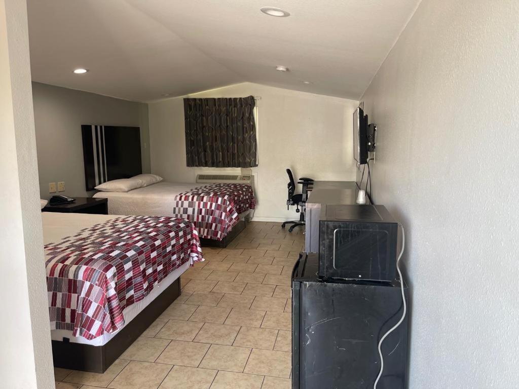 Safari Inn Motel photo 14