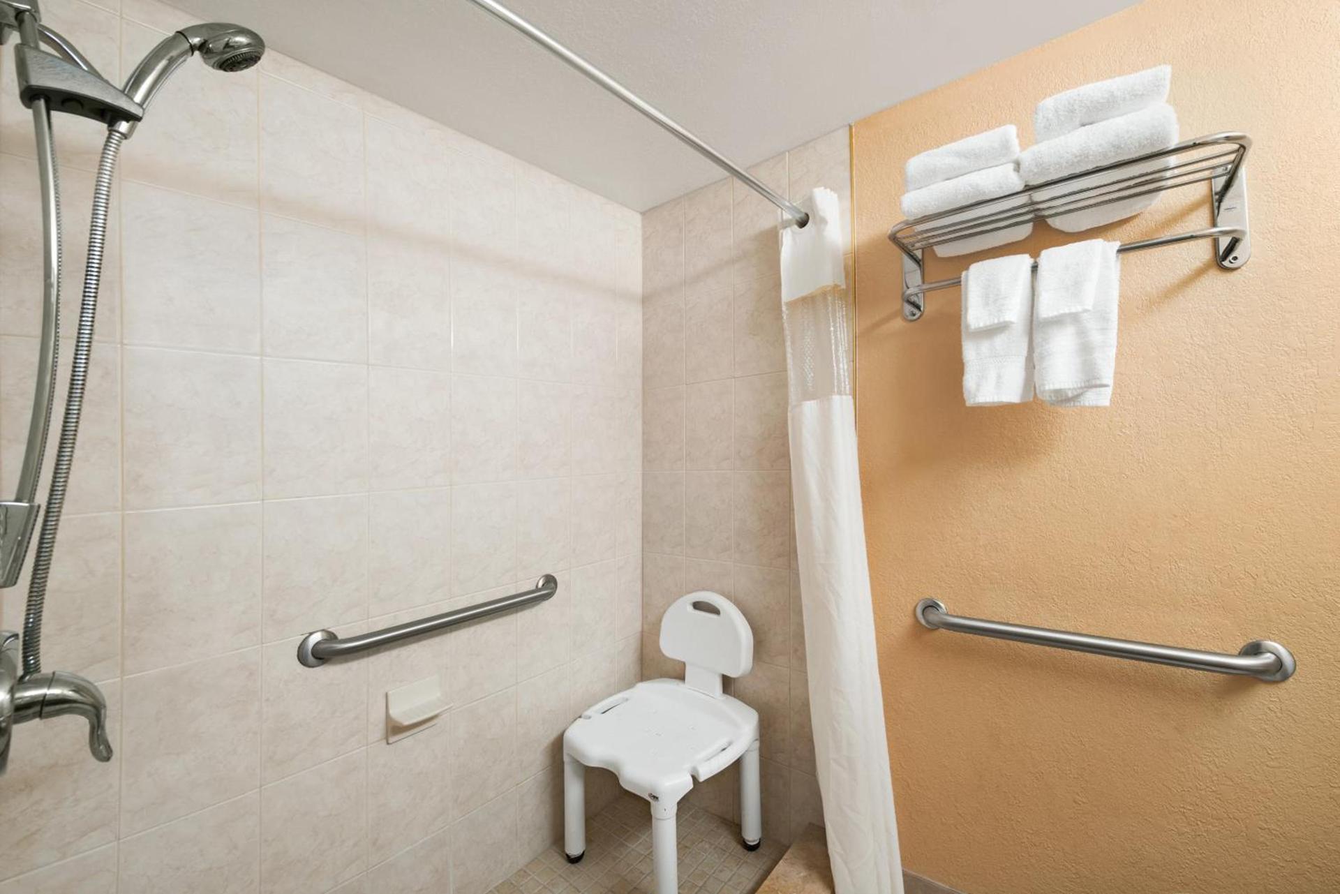 Howard Johnson by Wyndham Winter Haven FL photo 39